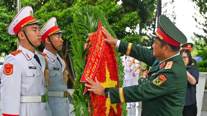 Đoàn công tác Bộ Tư lệnh Quân khu 7 dâng hương tại Khu tưởng niệm Anh hùng liệt sĩ Võ Thị Sáu.