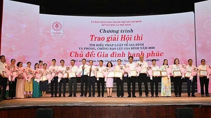 Trao giải Hội thi Tìm hiểu pháp luật về Gia đình và Phòng, chống bạo lực gia đình năm 2026. (Ảnh: Quốc Thanh).