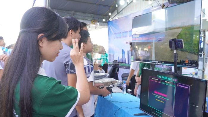 Các bạn trẻ trải nghiệm tại Ngày hội.