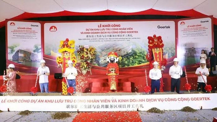 Các đại biểu thực hiện nghi thức khởi công.