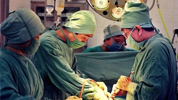 Giáo sư Nguyễn Đình Hối (bên phải) thực hiện ca mổ.