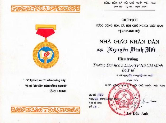 Giáo sư Nguyễn Đình Hối nhận danh hiệu Nhà giáo Nhân dân.