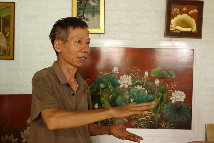 Nghệ nhân Đinh Văn Hùng là số ít người còn lại theo sơn mài truyền thống. (Ảnh: HÀ THƯƠNG)