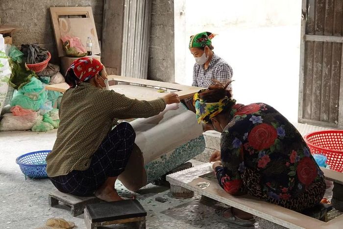 Sơn mài mĩ nghệ là hoạt động sản xuất chính của làng nghề. (Ảnh: HÀ THƯƠNG)