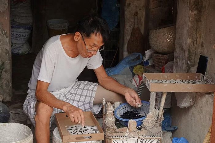 Ông Sắc miệt mài bên căn xưởng nhỏ của gia đình. (Ảnh: HÀ THƯƠNG)