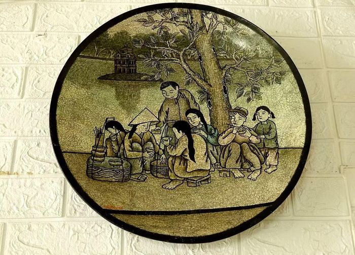 Bức tranh sơn mài được làm hoàn toàn từ vỏ trứng của nghệ nhân Hùng. (Ảnh: HÀ THƯƠNG)