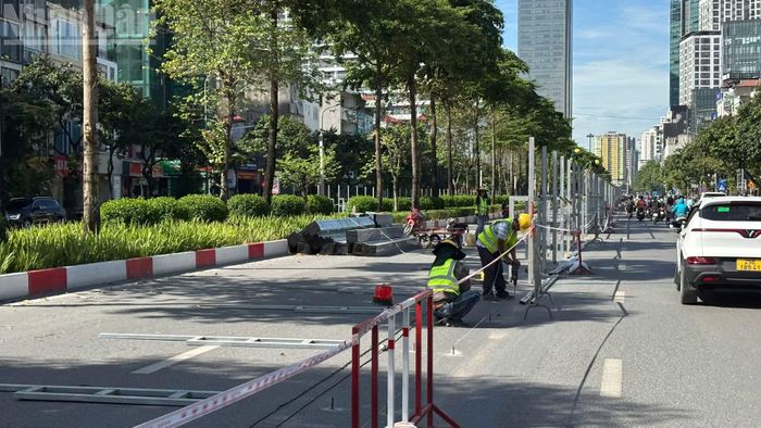 Cụ thể, hướng từ Văn Cao đi Nguyễn Chí Thanh còn khoảng 3 làn xe, chiều ngược lại về phía Hồ Tây còn khoảng 2 làn xe.