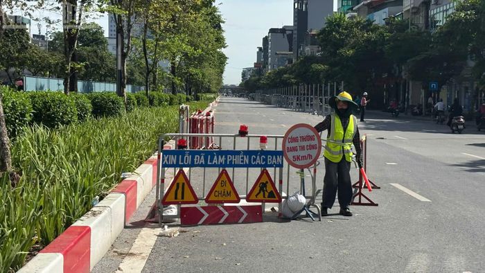 Chủ đầu tư và nhà thầu phối hợp các đơn vị chức năng tổ chức phân luồng, điều tiết giao thông, bảo đảm việc đi lại của người dân trong thời gian thi công.