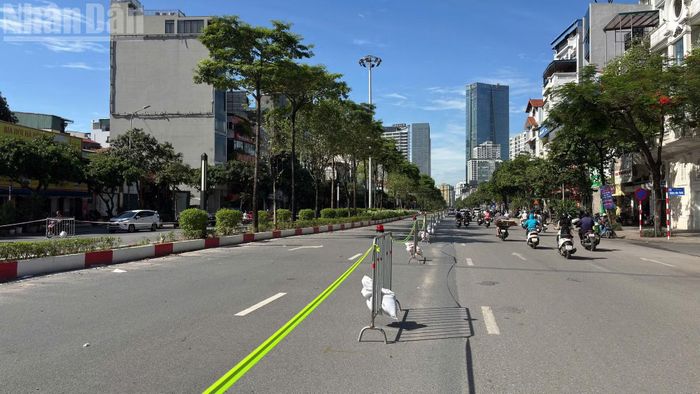 Trước khi triển khai rào chắn chính thức, Ban Quản lý đường sắt đô thị Hà Nội (MRB) đã phối hợp các đơn vị liên quan thực hiện rào chắn thử và vận hành thử trong 3 ngày nhằm đánh giá tác động đến giao thông, từ đó điều chỉnh phương án phân luồng phù hợp, hạn chế ùn tắc trong khu vực.