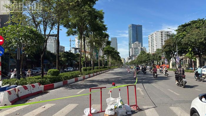 Đoạn đường Văn Cao trước sân vận động Quần Ngựa, phạm vi công trường kéo dài khoảng 476m, bao gồm dải phân cách giữa và một phần lòng đường.