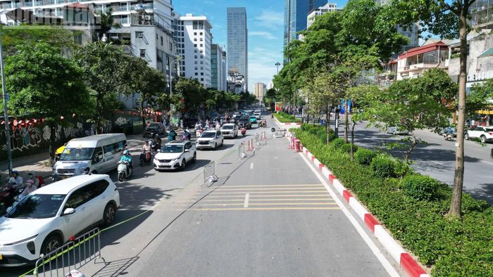 Trên tuyến đường Văn Cao, các đơn vị thi công đang khẩn trương lắp đặt hệ thống rào chắn cố định, cọc tiêu, biển báo và đèn tín hiệu để triển khai xây dựng ga S1 (ga Quần Ngựa) thuộc tuyến đường sắt đô thị số 5 Văn Cao-Ngọc Khánh-Láng-Hòa Lạc. Đây là một trong 6 ga ngầm của toàn tuyến và là hạng mục quan trọng tại khu vực trung tâm Hà Nội.