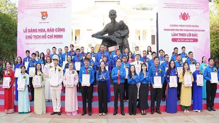 Lãnh đạo Thành Đoàn thành phố trao Giấy chứng nhận “Thanh niên tiên tiến Thành phố Hồ Chí Minh làm theo lời Bác” năm 2026 cho các thanh niên.
