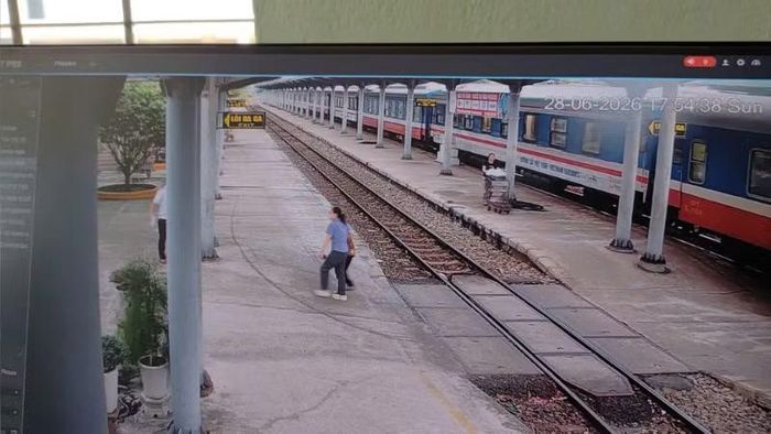 Cụ Toàn được nhân viên đường sắt chăm sóc tận tình trong lúc chờ xác minh thân nhân tới đón.