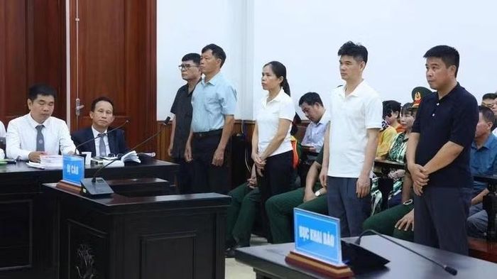 Bị cáo Nguyễn Văn Hậu (áo sẫm, ngoài cùng bên phải) cùng các bị cáo khác tại phiên tòa.