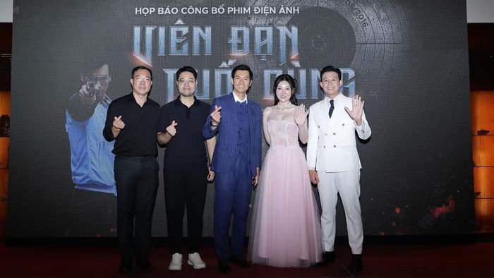 Đoàn làm phim tại lễ công bố dự án.