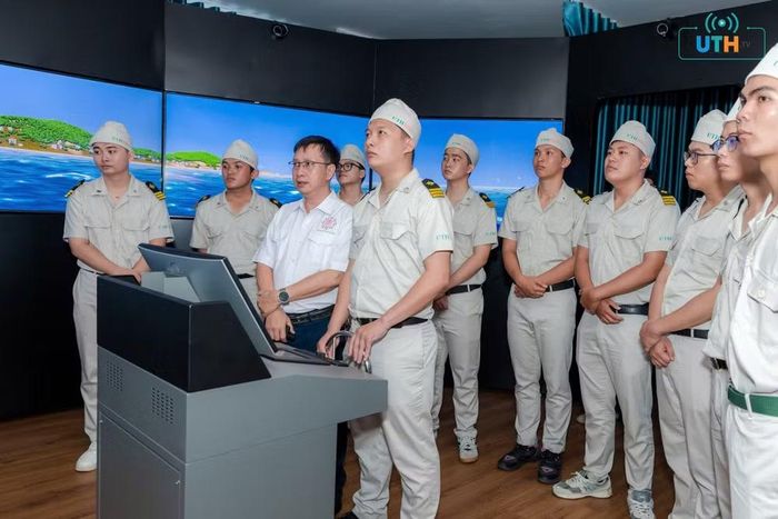 Sinh viên Trường đại học Giao thông vận tải Thành phố Hồ Chí Minh thực hành trên mô hình điều khiển tàu biển.