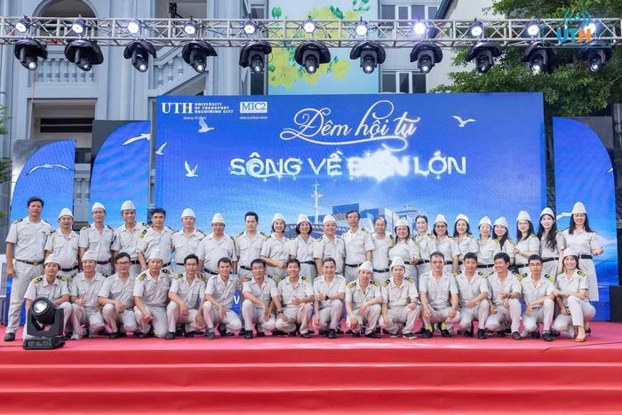 Cán bộ, giảng viên và sinh viên Trường đại học Giao thông vận tải Thành phố Hồ Chí Minh tham gia Đêm hội tụ "Sông về biển lớn".