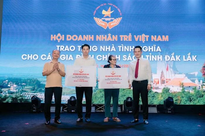 Chủ tịch Hội Doanh nhân trẻ Đặng Hồng Anh (ngoài cùng bên phải) và đại diện các đơn vị liên quan trao nhà tình nghĩa tặng gia đình chính sách.