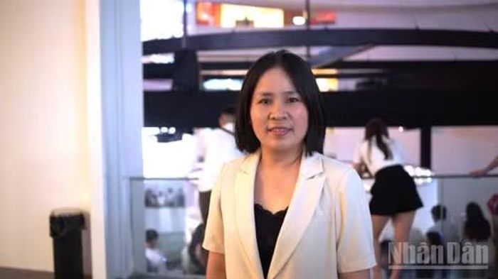  "Tôi mong sau này việc sử dụng giao thông công cộng sẽ trở thành thói quen của nhiều người giống như ở các thành phố lớn trên thế giới", chị Dưỡng chia sẻ. 