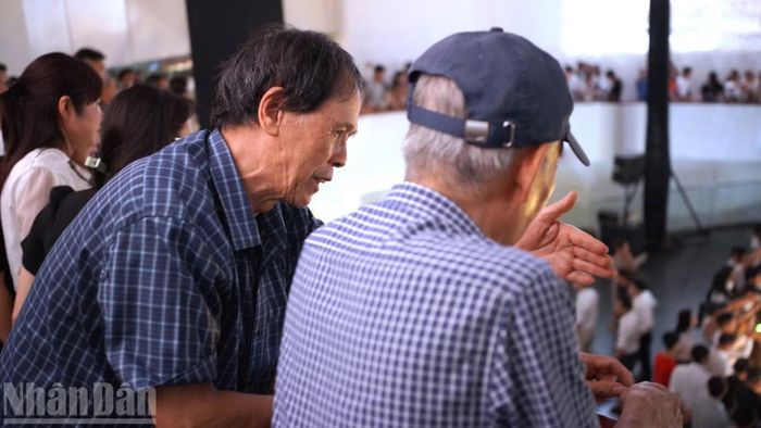 Nhiều người dân thảo luận sôi nổi chung quanh Quy hoạch Thủ đô.