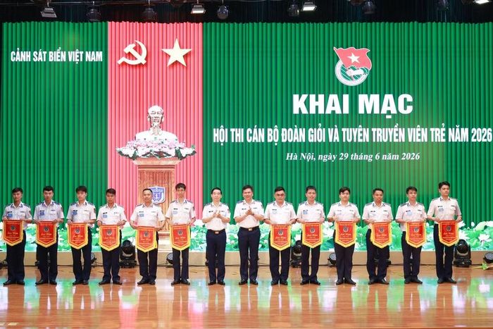 Trao Cờ lưu niệm tặng các đội tham gia hội thi.