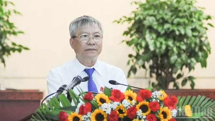 Chủ tịch Hội đồng nhân dân thành phố Đà Nẵng Nguyễn Đức Dũng phát biểu tại kỳ họp.