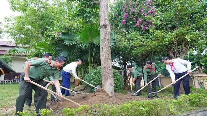 Lãnh đạo Bộ Công an và tỉnh Thái Nguyên trồng cây lưu niệm tại trường.