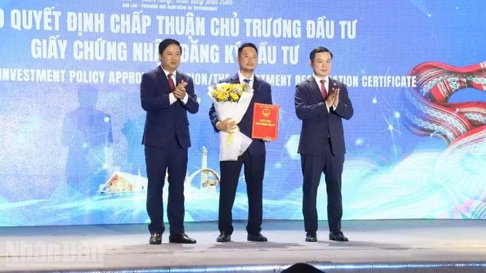 Lãnh đạo tỉnh Đắk Lắk trao chủ trương đầu tư cho các chủ đầu tư tại hội nghị công bố Quy hoạch và Xúc tiến đầu tư tỉnh Đắk Lắk năm 2026.