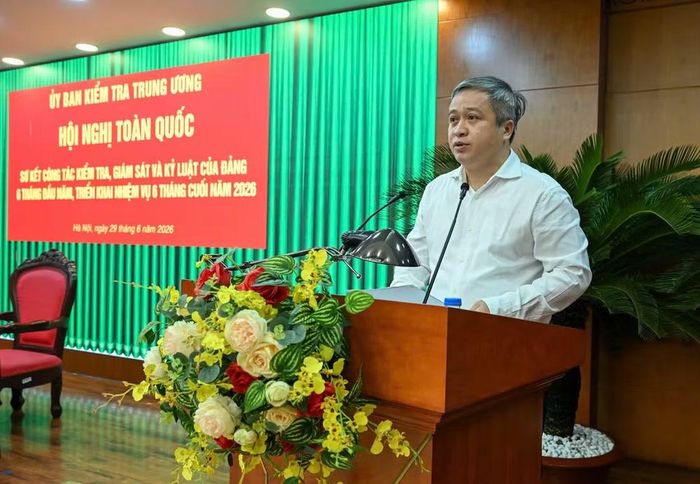Phó Chủ nhiệm Thường trực Ủy ban Kiểm tra Trung ương Trần Tiến Hưng báo cáo tóm tắt kết quả công tác 6 tháng đầu năm. (Ảnh: DUY LINH)