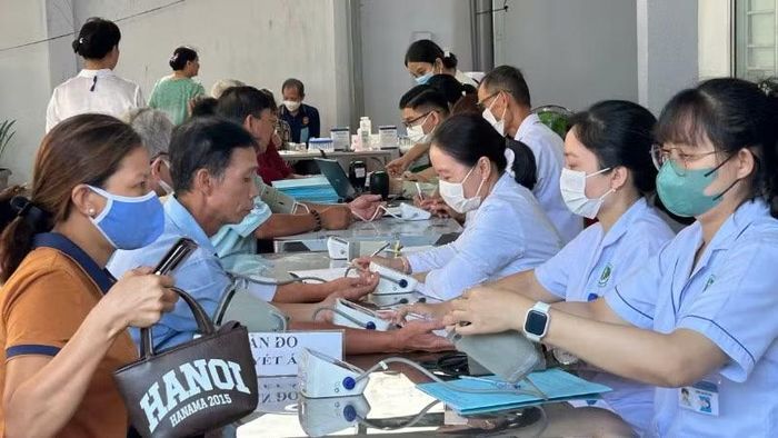 Khám sức khỏe định kỳ, sàng lọc miễn phí cho toàn dân phường Long An.