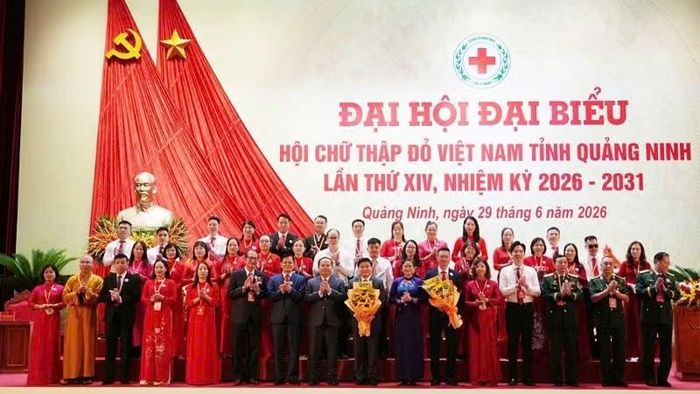 Lãnh đạo Trung ương Hội Chữ thập đỏ Việt Nam và tỉnh Quảng Ninh tặng hoa chúc mừng Ban Chấp hành Hội Chữ thập đỏ Việt Nam tỉnh Quảng Ninh khóa XIV, nhiệm kỳ 2026-2031.