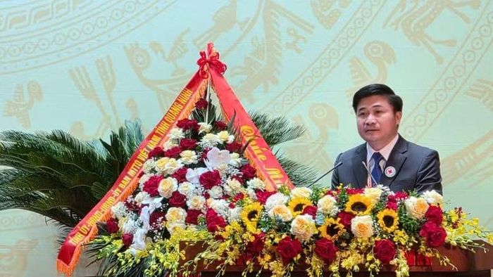 Lãnh đạo Hội chữ thập đỏ tỉnh Quảng Ninh trình bày báo cáo tại Đại hội.