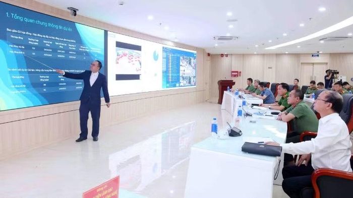 Nhà thầu báo cáo tiến độ dự án.