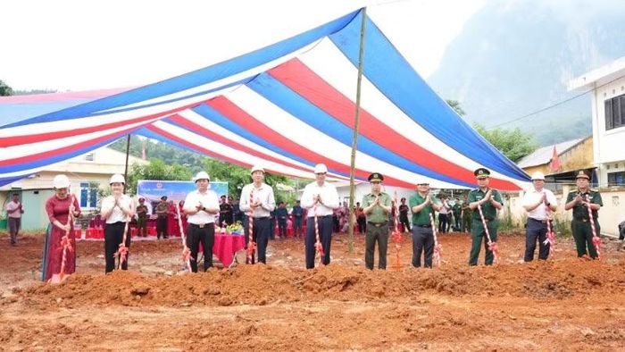 Các đại biểu dự lễ khởi công công trình.