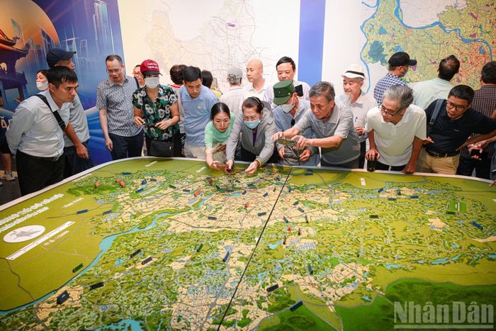Tầng 4 có diện tích khoảng 1.200m2 được thiết kế không gian triển lãm trang trọng, trưng bày sa bàn ứng dụng công nghệ trình chiếu 3D mapping hiển thị sinh động và trực quan định hướng quy hoạch.