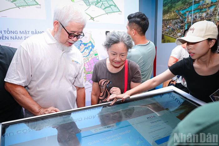 Người dân Thủ đô tìm hiểu các công nghệ mới thể hiện Quy hoạch Hà Nội.