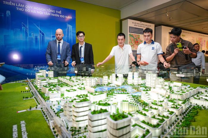 Mô hình của những dự án trọng điểm, mang đến trải nghiệm trực quan, giúp người dân dễ dàng hình dung về quy hoạch và không gian phát triển của Thủ đô trong những thập niên tới.