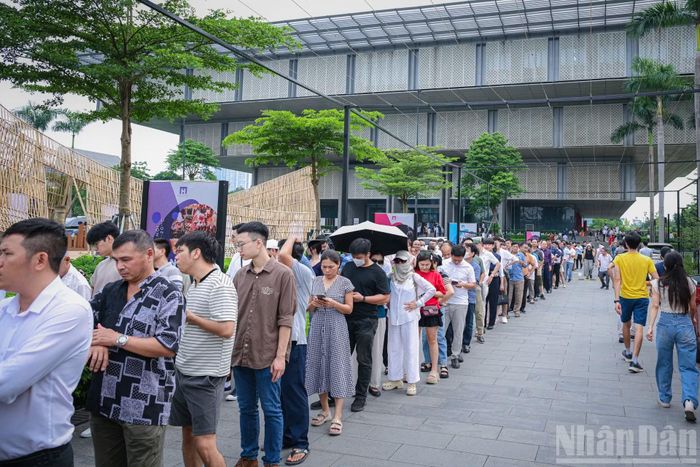Người dân xếp hàng dài trước Bảo tàng Hà Nội để vào xem triển lãm Quy hoạch tổng thể Thủ đô tầm nhìn 100 năm.