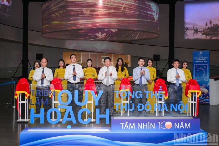Các đại biểu cắt băng khai mạc triển lãm.