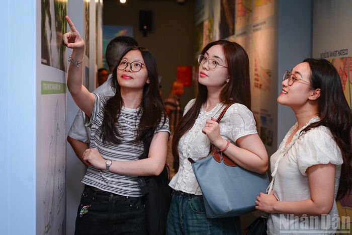 Nhiều bạn trẻ đến tham quan triển lãm để nắm bắt tương lai phát triển của Thủ đô.