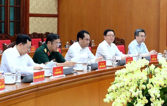 Các đồng chí lãnh đạo và các đại biểu tham dự cuộc làm việc. (Ảnh: ĐĂNG KHOA)