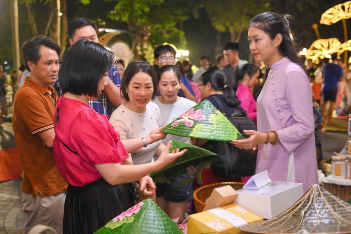 Khu vực trưng bày ẩm thực và các sản phẩm OCOP đặc sắc làm từ sen tấp nập khách tham quan, mua sắm. Sự kiện tạo cơ hội lớn để các doanh nghiệp, cơ sở sản xuất mở rộng kết nối, phát triển kinh tế du lịch Thủ đô.
