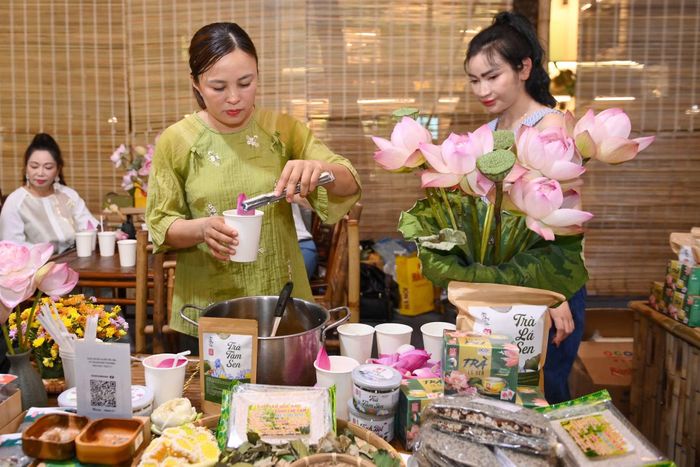 Khu vực trưng bày ẩm thực và các sản phẩm OCOP đặc sắc làm từ sen tấp nập khách tham quan, mua sắm. Sự kiện tạo cơ hội lớn để các doanh nghiệp, cơ sở sản xuất mở rộng kết nối, phát triển kinh tế du lịch Thủ đô.