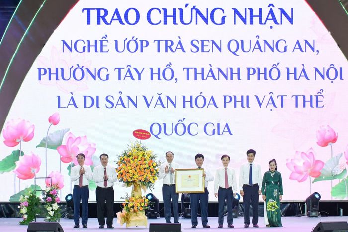 Tại lễ khai mạc, Phó Chủ tịch Ủy ban nhân dân thành phố Hà Nội Nguyễn Xuân Lưu trao chứng nhận Nghề ướp trà sen Quảng An, phường Tây Hồ, thành phố Hà Nội là Di sản Văn hóa phi vật thể quốc gia. Đồng thời, trao quyết định của Ủy ban nhân dân thành phố công nhận Khu Du lịch Hồ Tây và vùng phụ cận.