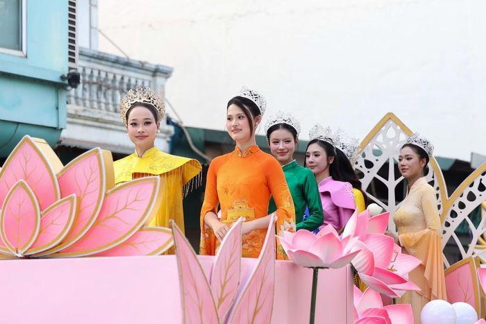 Chương trình trình diễn áo dài mang đến những thiết kế tinh xảo, mềm mại, lấy cảm hứng trực tiếp từ hình ảnh hoa sen bách diệp. Sự kiện đã khơi dậy mạnh mẽ niềm tự hào về trang phục truyền thống của dân tộc.