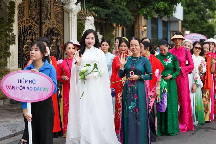 Khoảng 2.000 người đã cùng nhau xuống đường tham gia chương trình diễu hành mang chủ đề “Sắc Sen Tây Hồ, Sen xuống phố”.