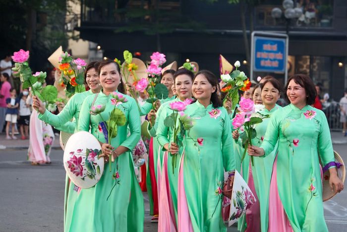 Dòng người rực rỡ tham gia diễu hành nghệ thuật trên đường phố.