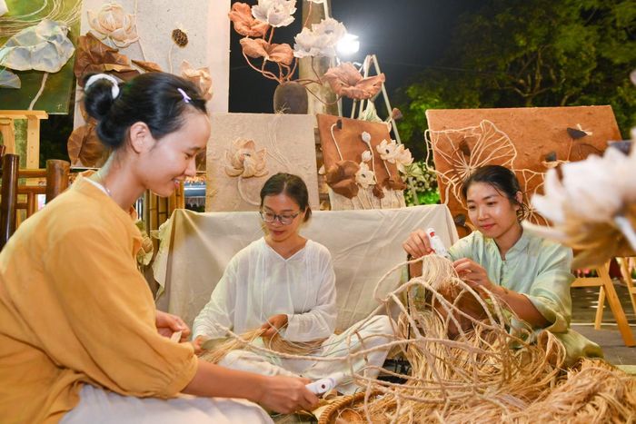 Các tác phẩm ngợi ca sự thuần khiết, ý chí kiên cường và khí phách thanh cao của loài hoa này.