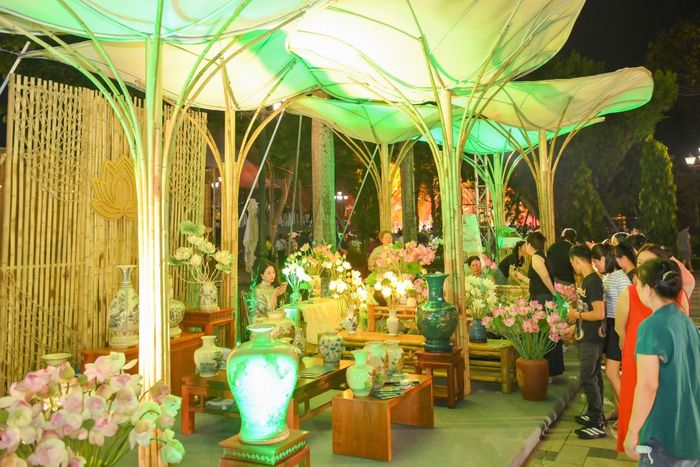 Các gian trưng bày sản phẩm tại sự kiện.