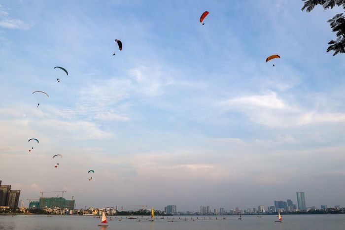 Lễ hội Sen Hà Nội 2026 đã trở thành cầu nối giữa truyền thống và sáng tạo, giữa di sản và phát triển, giữa người dân, nghệ nhân, doanh nghiệp và du khách. Qua đó, mở ra câu chuyện kiến tạo những giá trị văn hóa, di sản đi đôi với du lịch, góp phần xây dựng thành phố Hà Nội giàu bản sắc, sáng tạo và hội nhập.